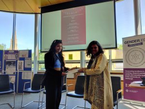 Aarti Mukhedkar receiving the award from Hemangini Gupta